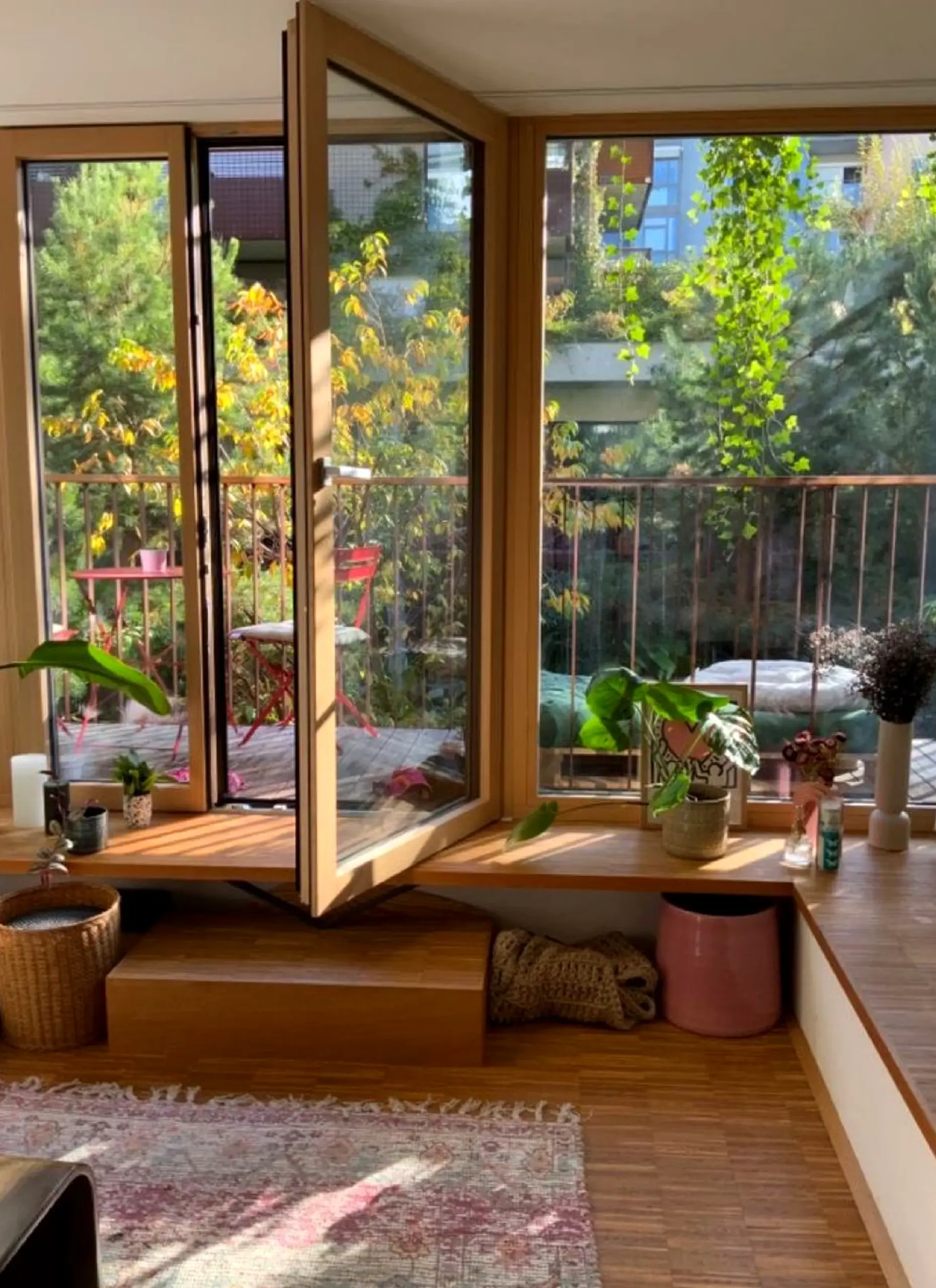 Colorful bathroom vanity adds order across the sitting area, giving the decor a finish that feels ready for quiet use.