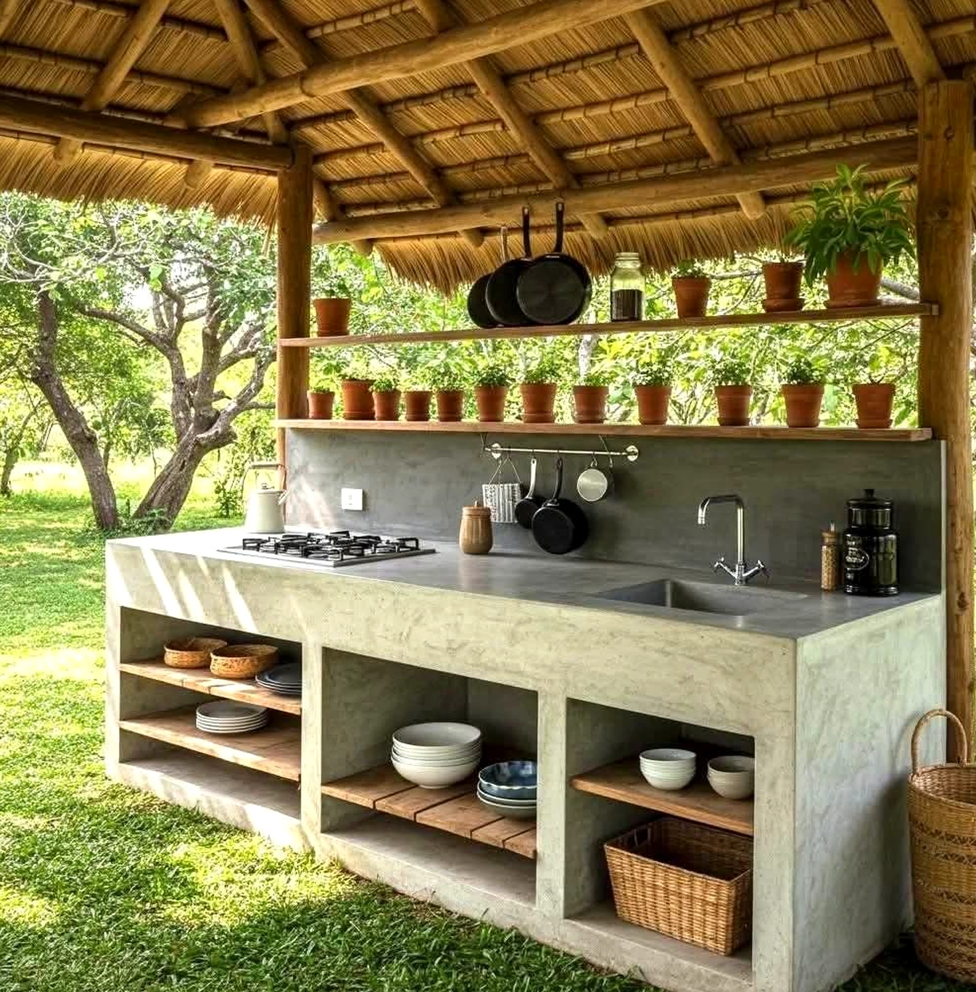 Polished wall niche gives the table more balance, so the whole view feels bright but not busy.