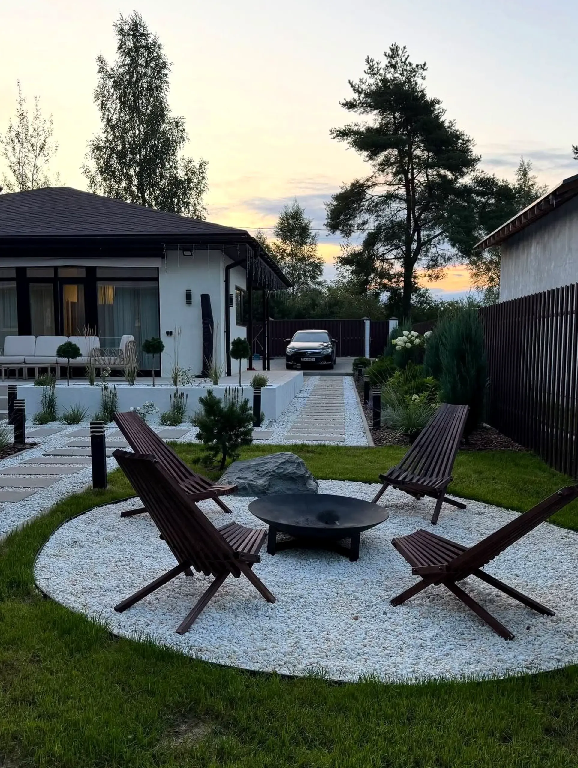 Soft garden seating adds character across the garden edge, giving the decor a finish that feels easy to enjoy.