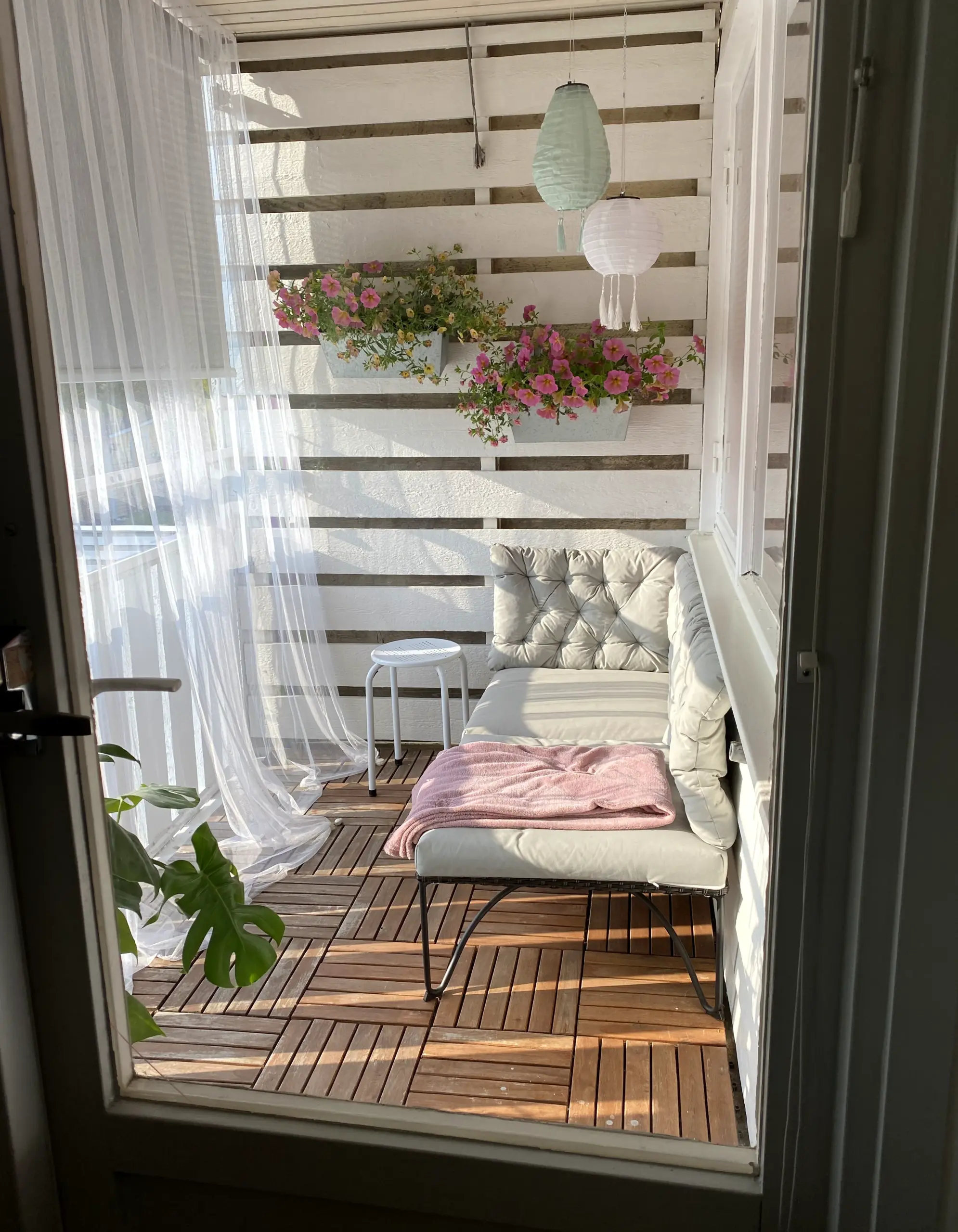 Balanced sunlit room introduces shape into the design, keeping the atmosphere open and lived-in.