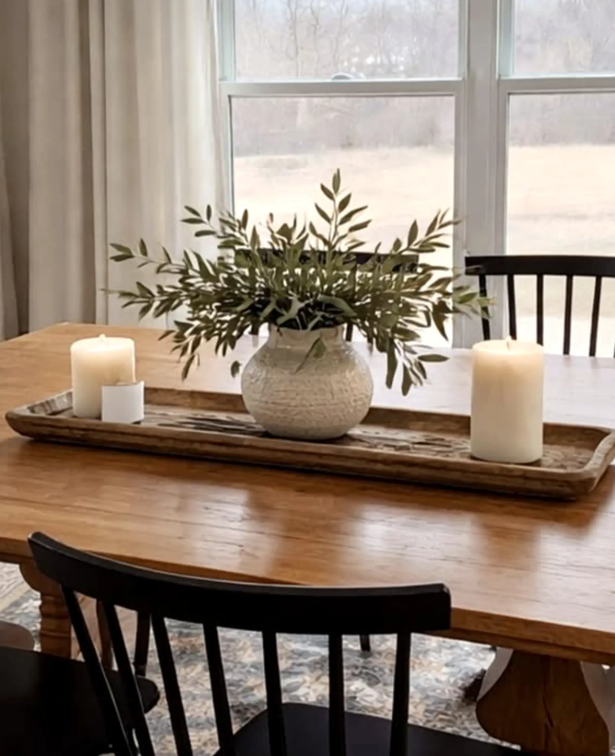 Fresh poolside setting anchors the view with texture, giving the view a mood that feels ready for quiet use.
