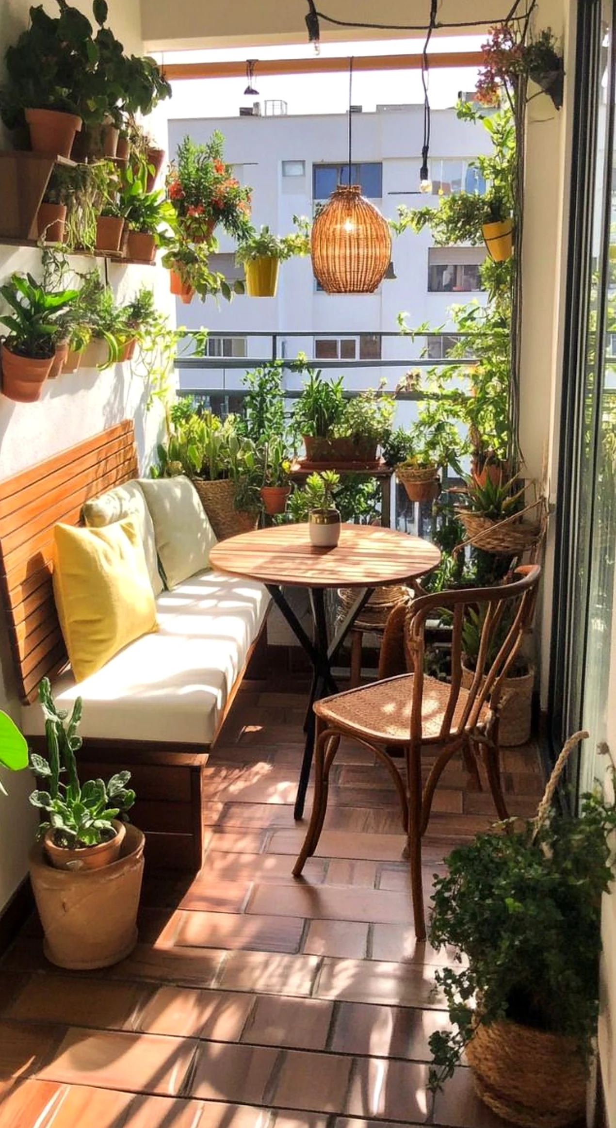 Airy breakfast table supports the garden edge through ease, leaving the space feeling fresh and intentional.