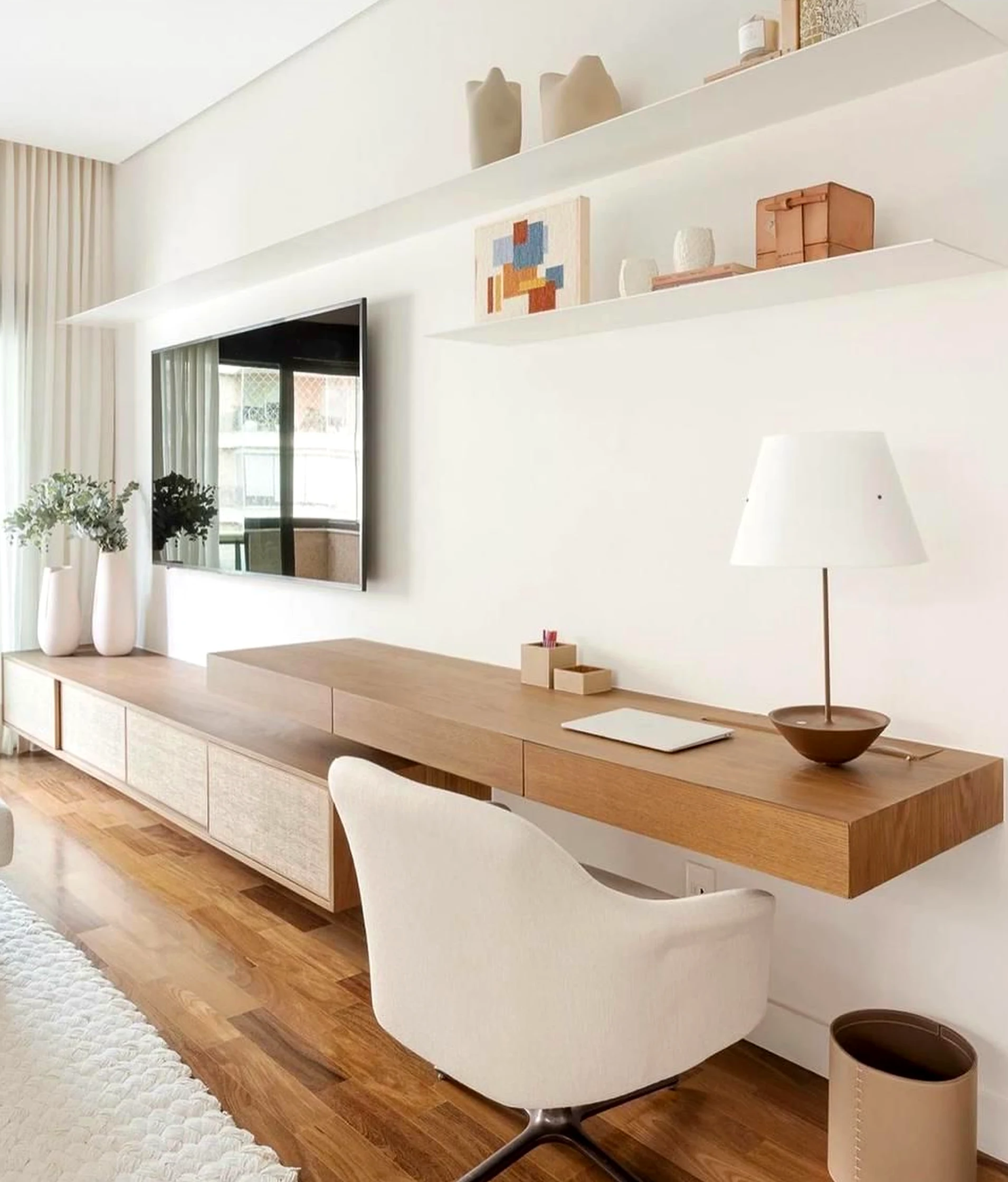 Crisp vase display gives the view more clarity, so the whole view feels visually grounded.