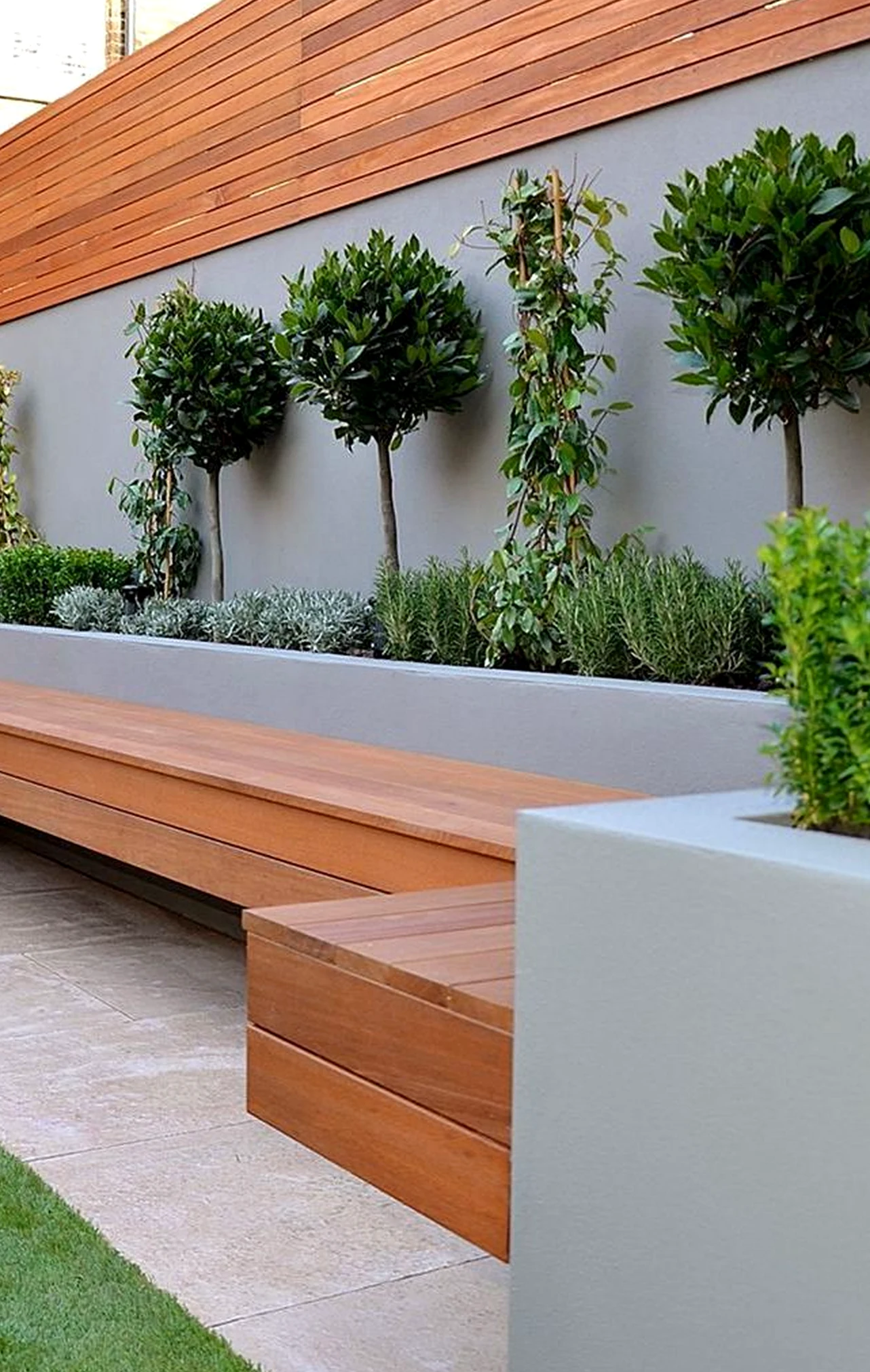 Colorful stone terrace brings character to the wall, creating a mood that feels comfortable in daily use.