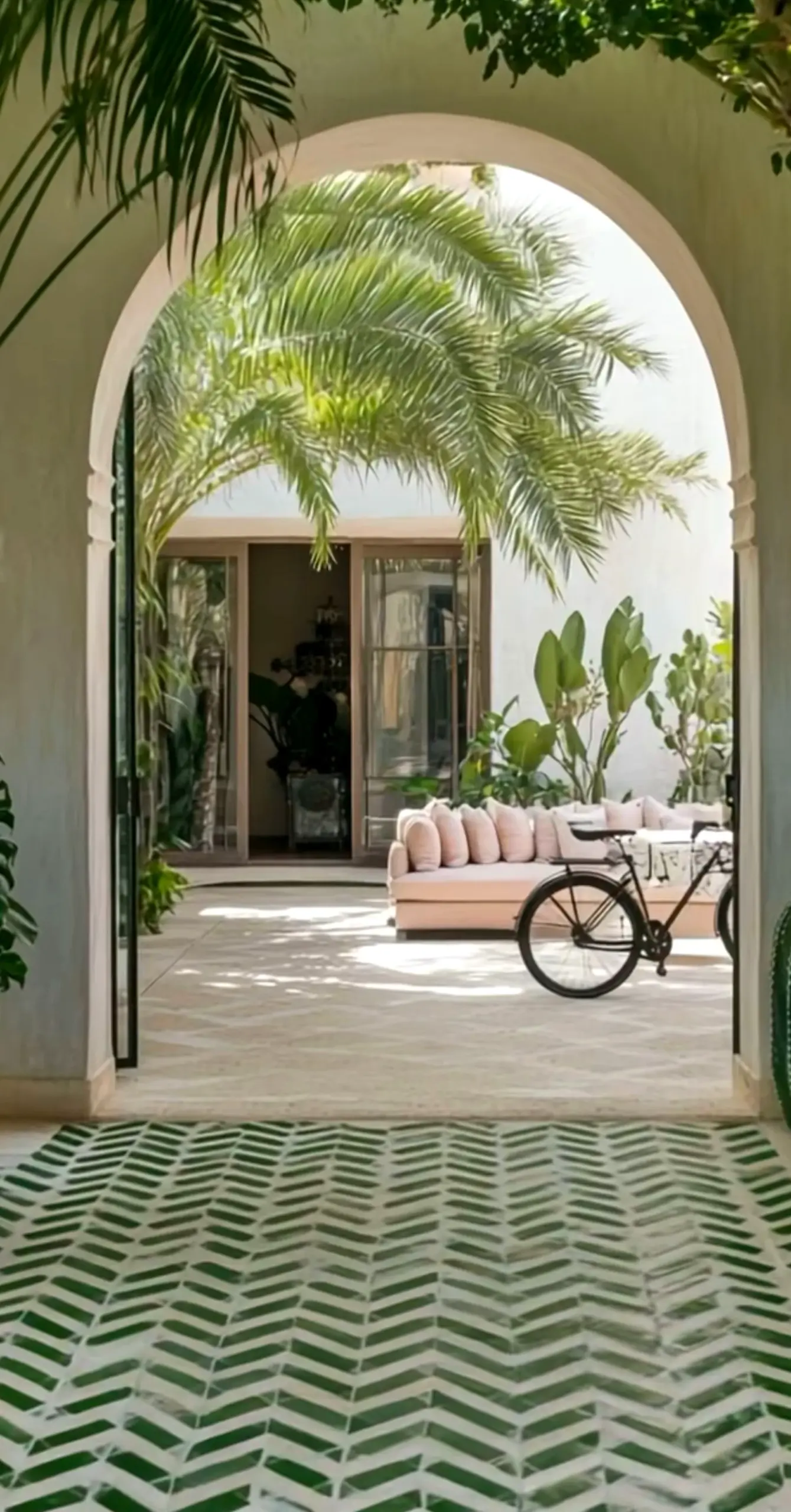 Natural outdoor lounge adds a clear layer of freshness, helping the wall feel clear and inviting.