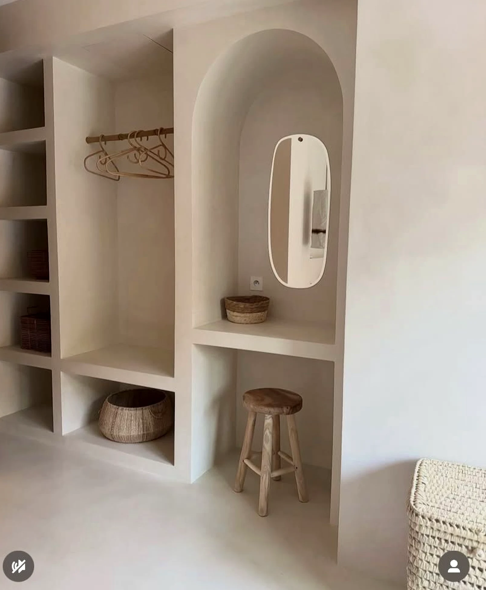 Compact neutral bedroom introduces rhythm into the room, keeping the atmosphere soft at the edges.