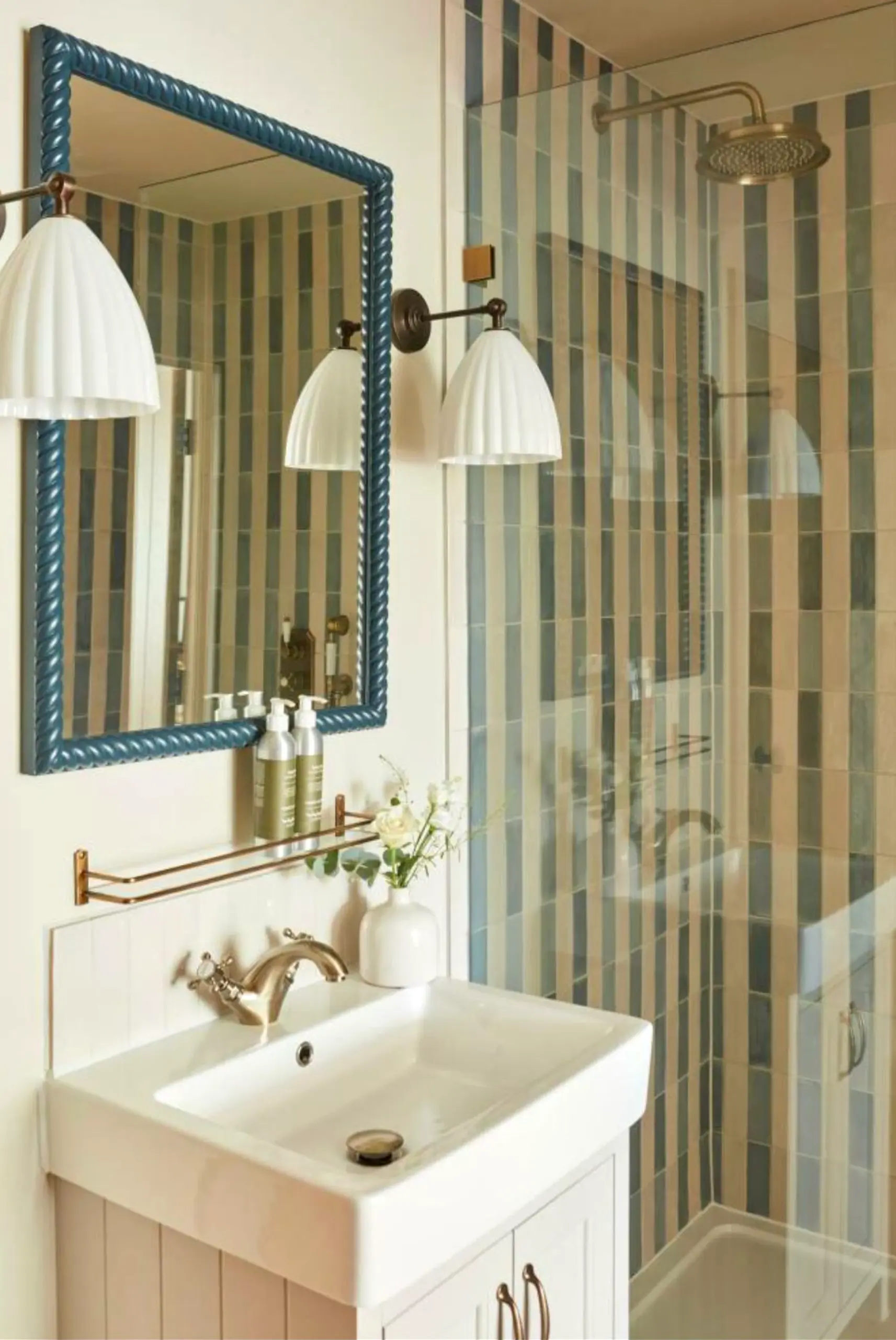Natural kitchen nook adds a clear layer of rhythm, helping the wall feel personal and relaxed.