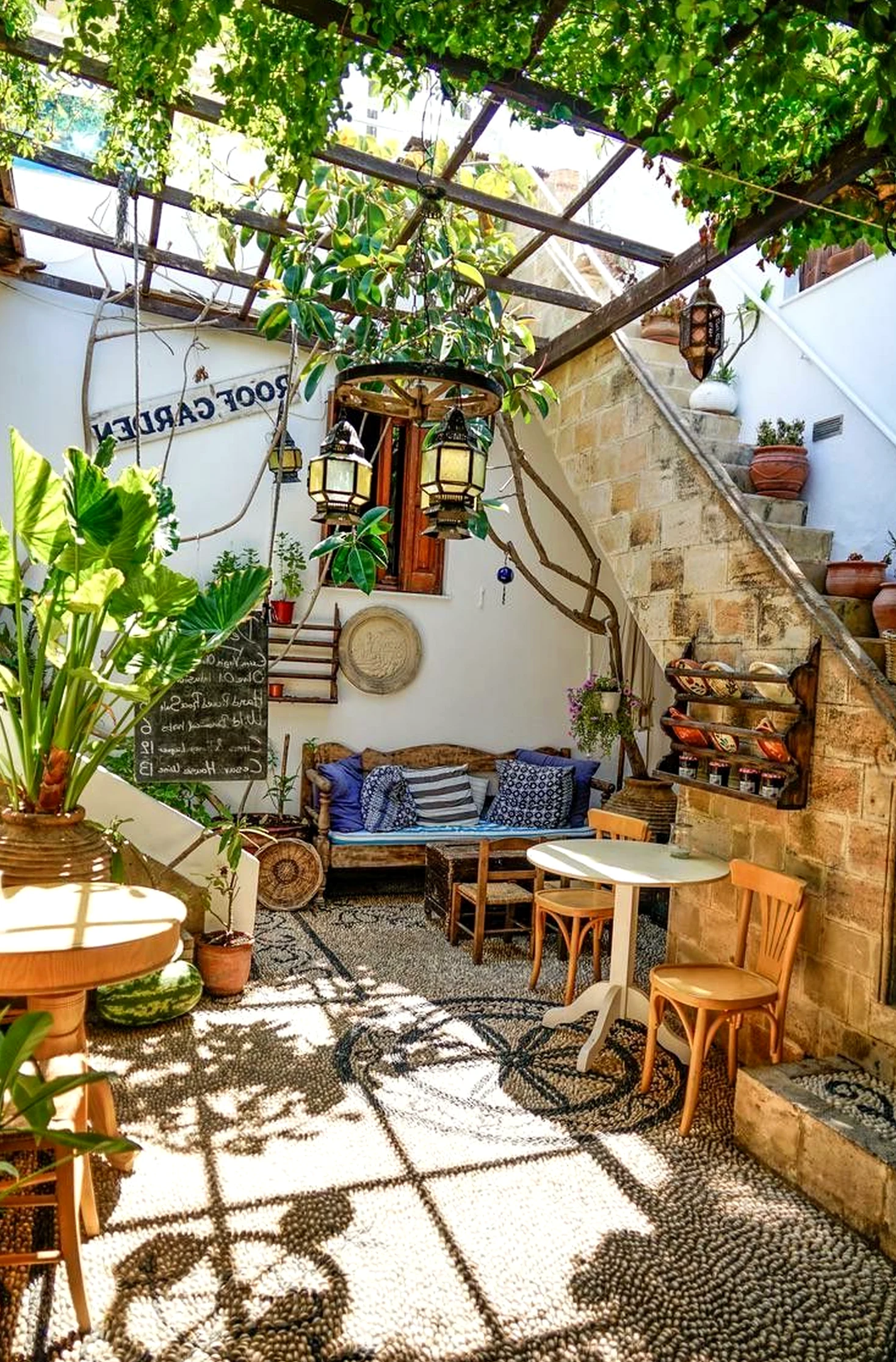 Soft garden seating adds order across the outdoor space, giving the decor a finish that feels clear and inviting.