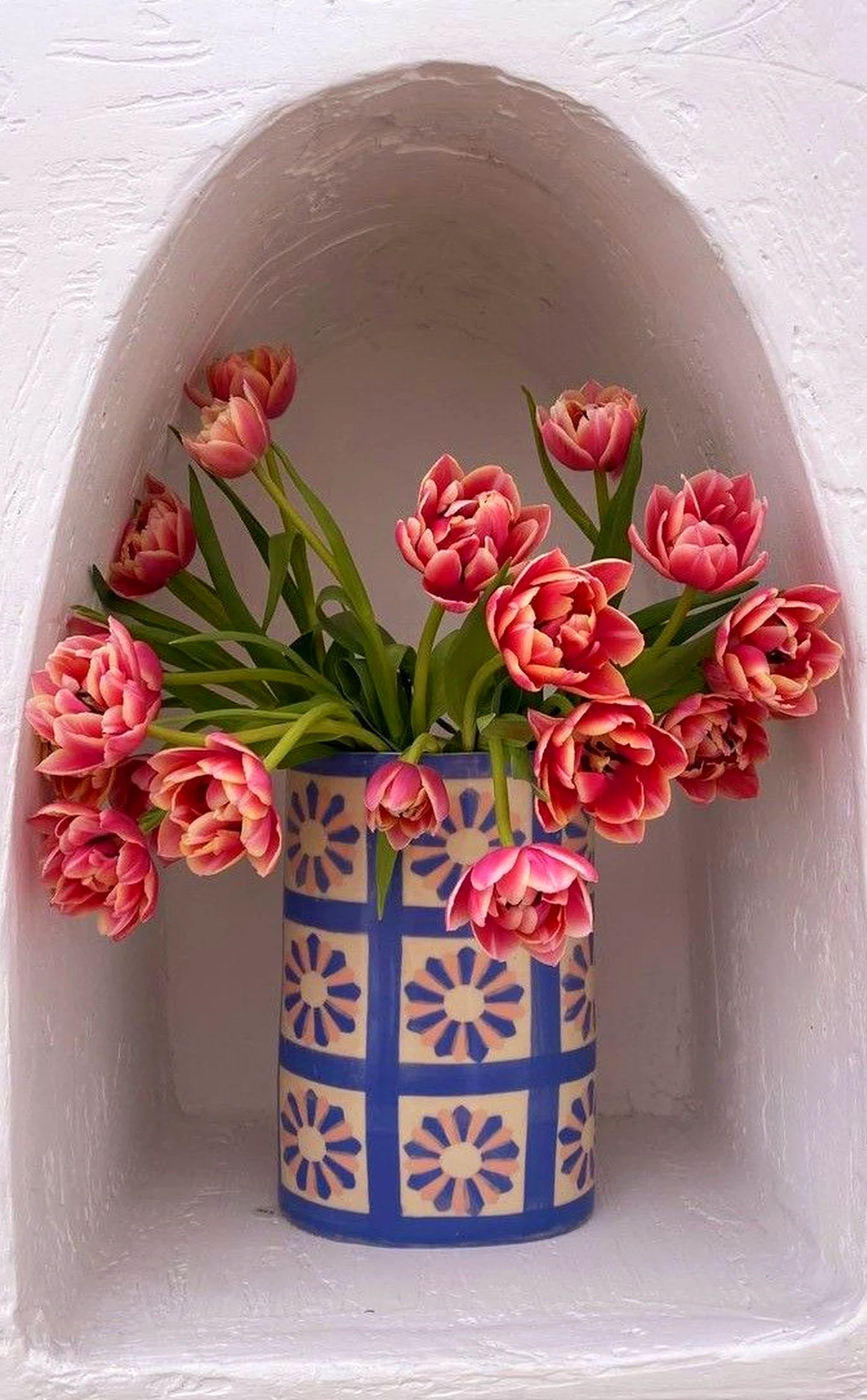 Earthy wall niche gives the corner more ease, so the whole view feels pleasantly composed.