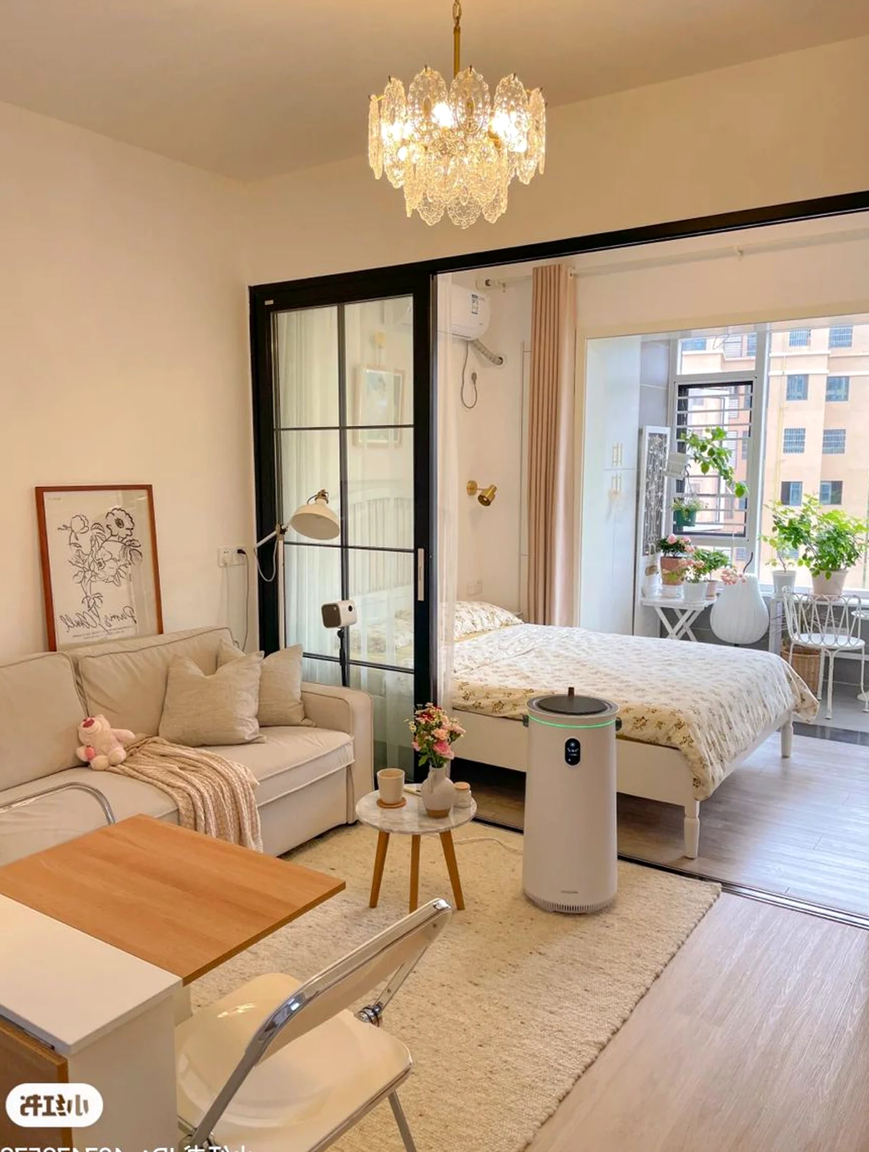 Sunny painted door draws attention to freshness while the backdrop stays soft at the edges.