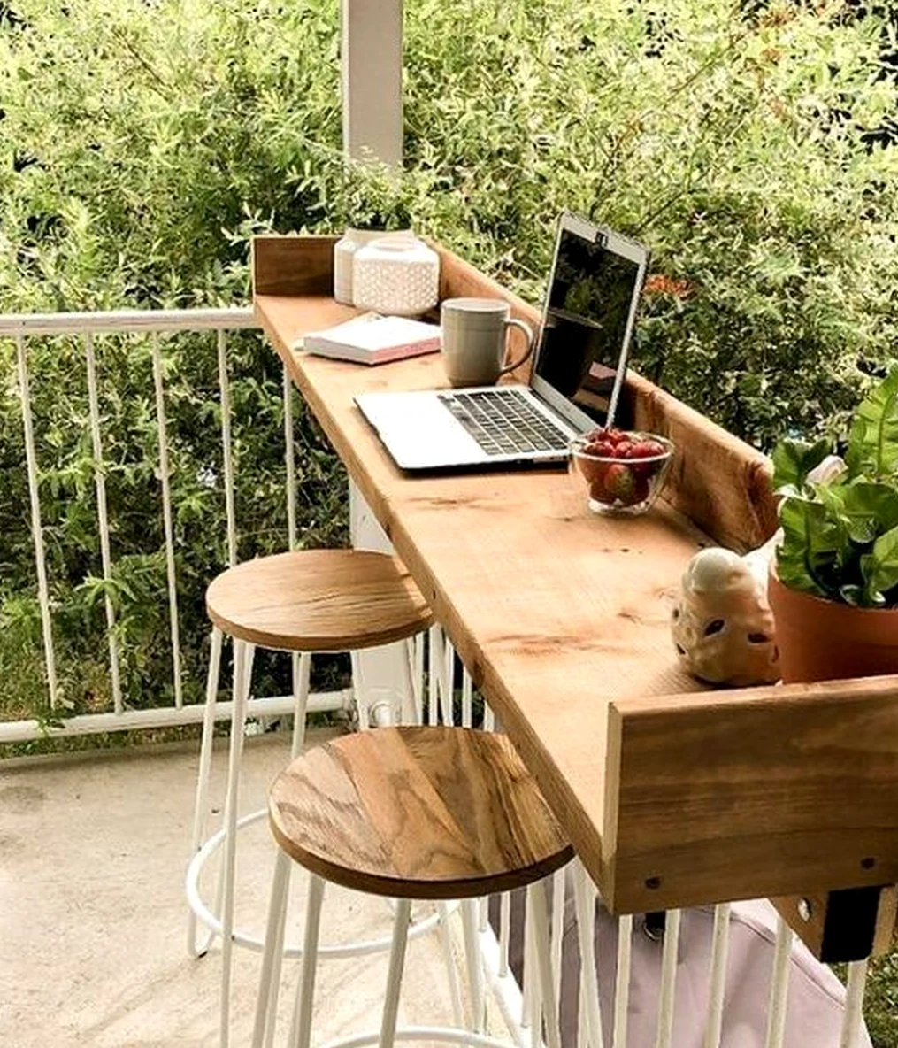 Elegant dining setup adds a clear layer of contrast, helping the backdrop feel easy to enjoy.