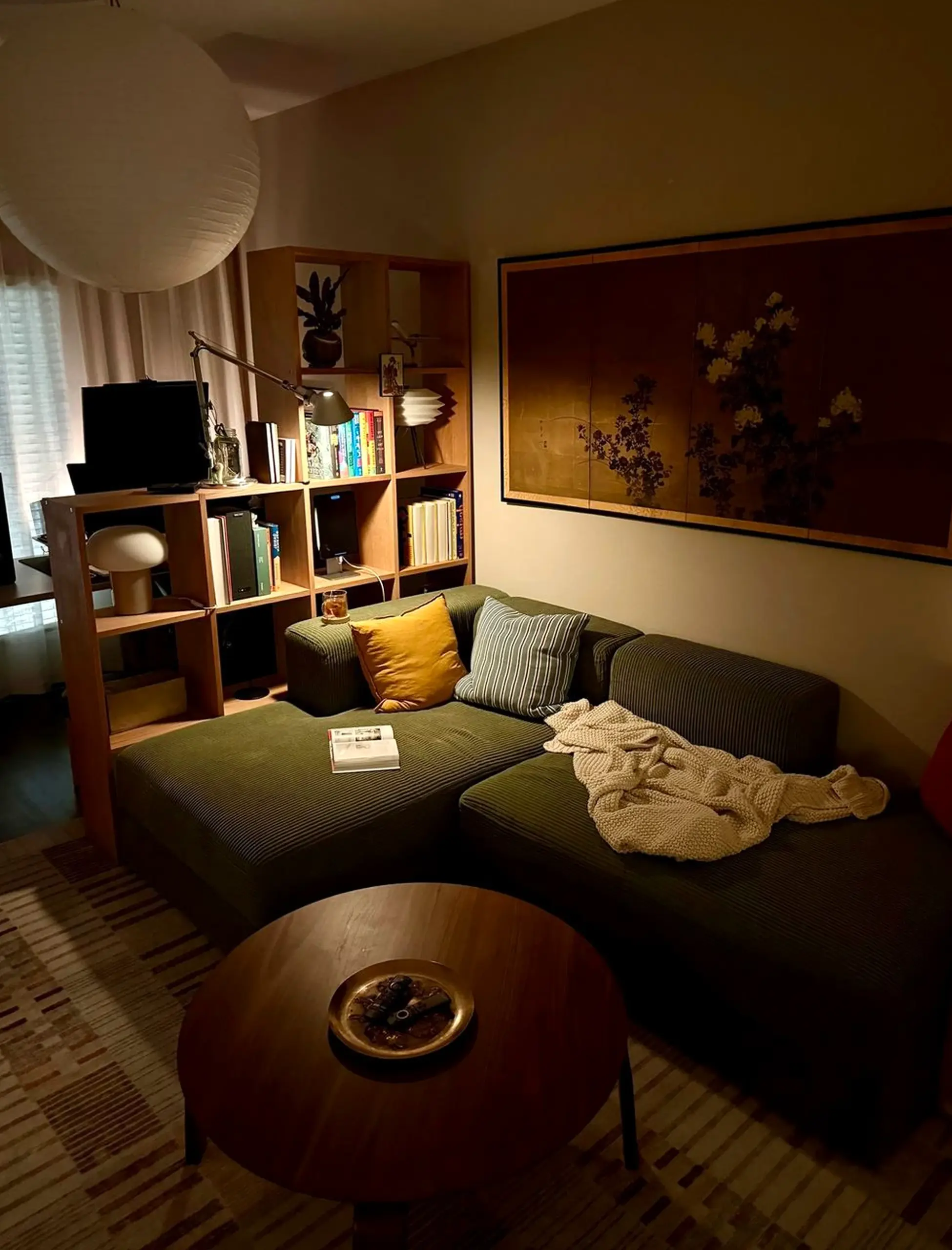Earthy compact workspace adds ease across the view, giving the decor a finish that feels visually grounded.