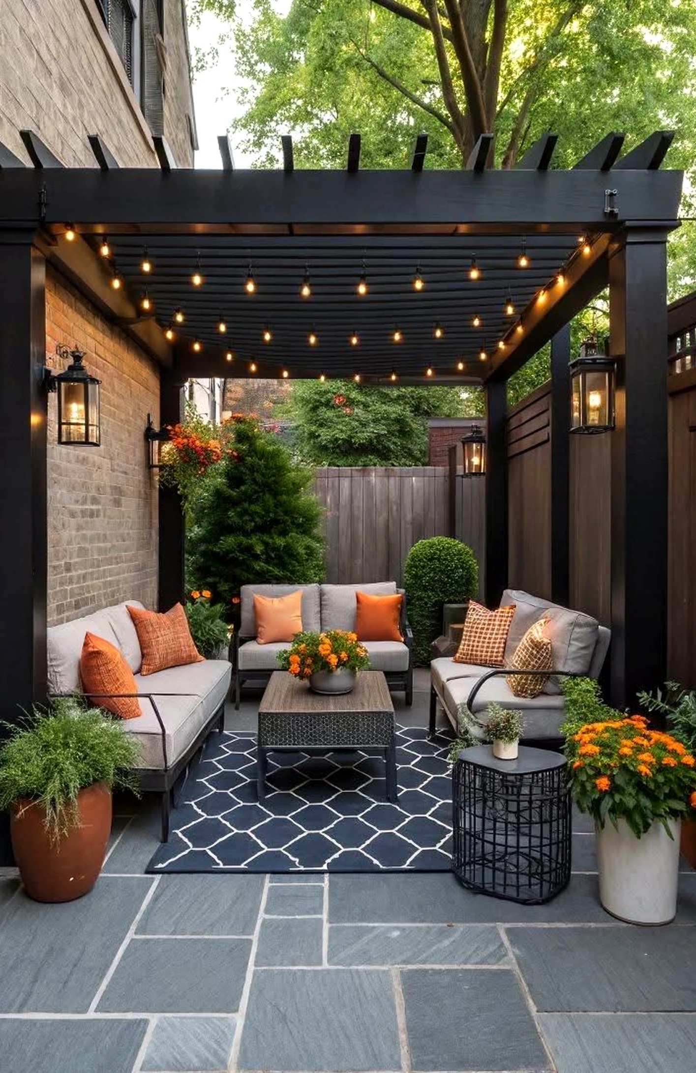 Sculptural shower wall adds detail across the outdoor space, giving the decor a finish that feels visually grounded.