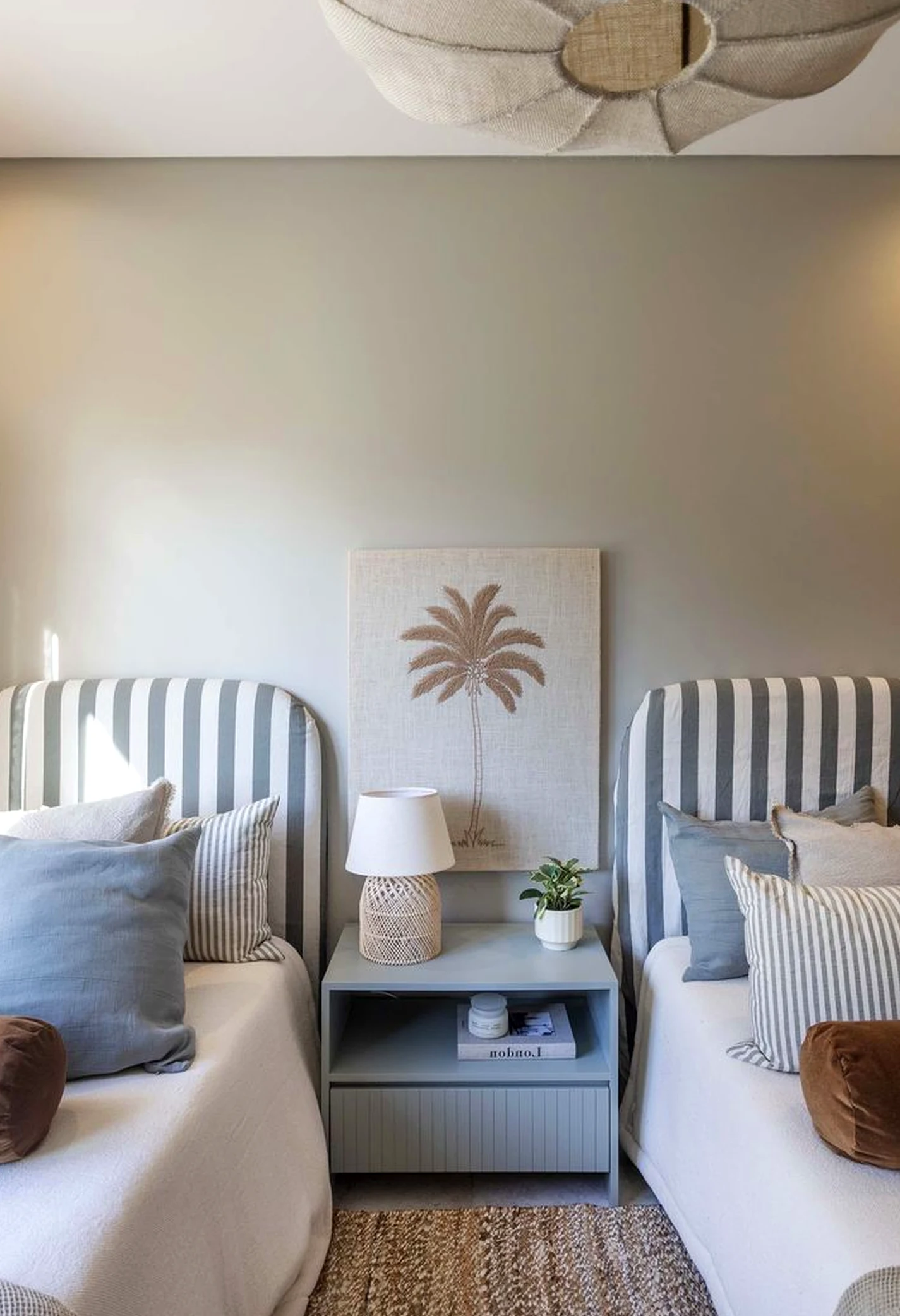 Textured reading corner adds detail across the garden edge, giving the decor a finish that feels pleasantly composed.