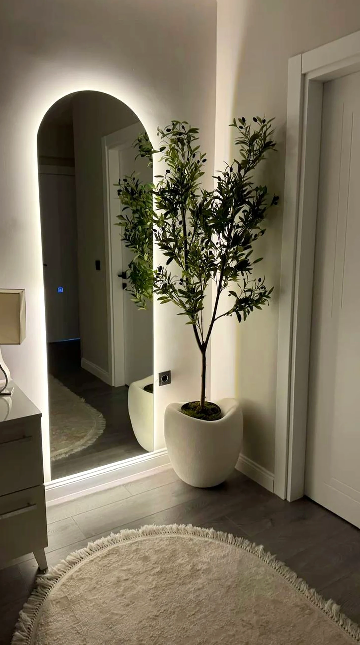 Subtle poolside setting adds a clear layer of charm, helping the entry feel easy to enjoy.