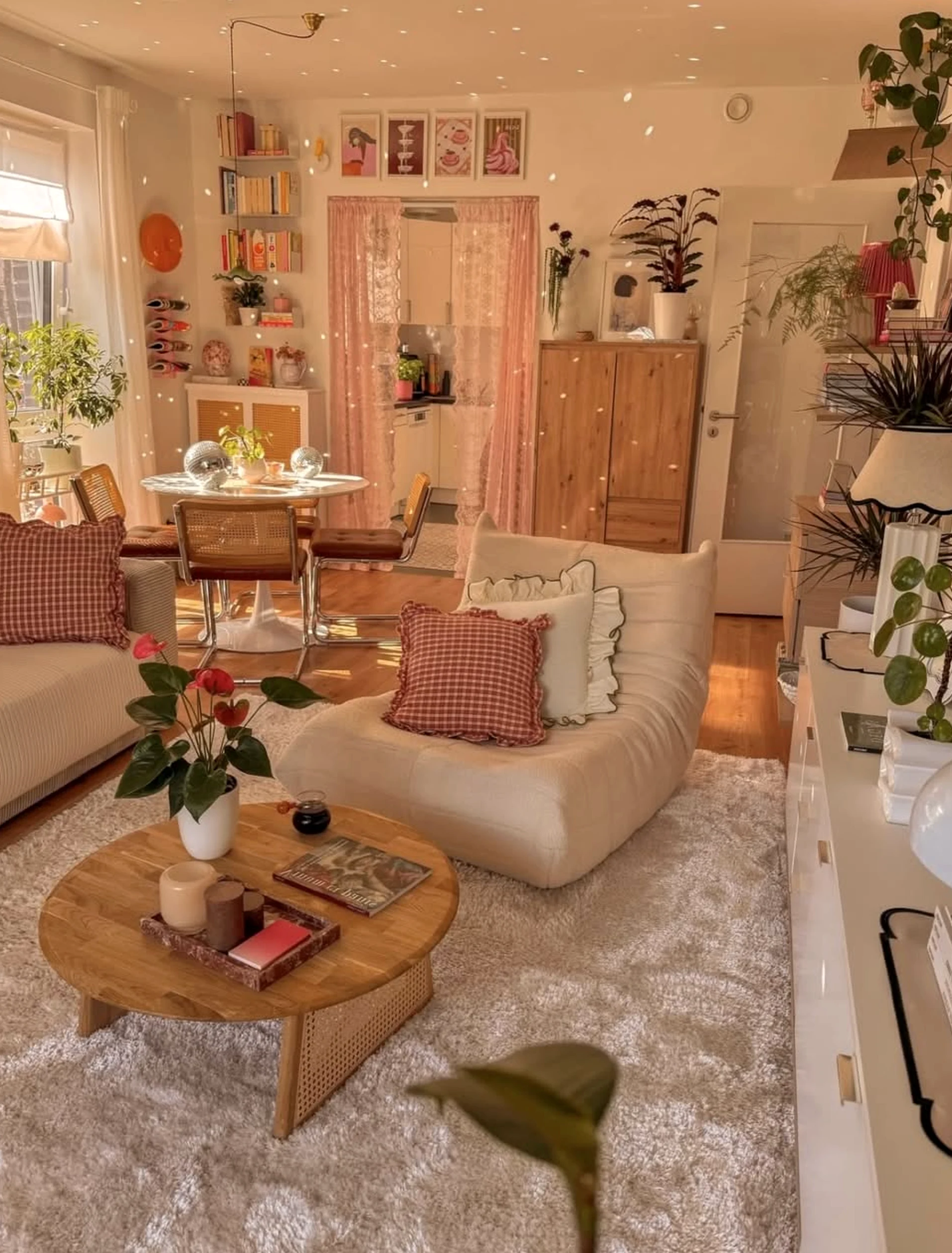 Open colorful passage adds a clear layer of focus, helping the table feel personal and relaxed.
