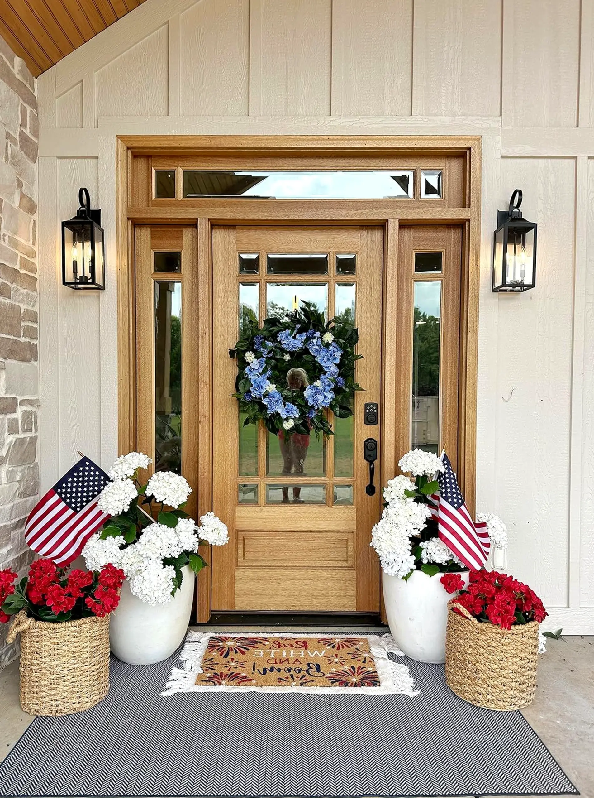 Earthy garden border adds character across the composition, giving the decor a finish that feels clear and inviting.