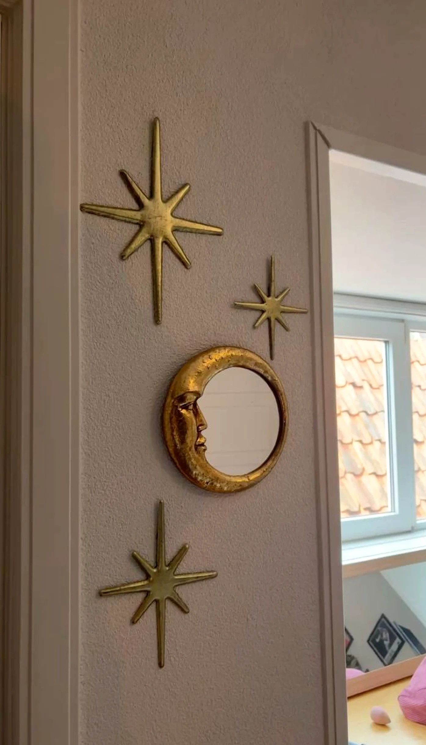 Quiet decorative mirror gives the entry more order, so the whole view feels warm without clutter.