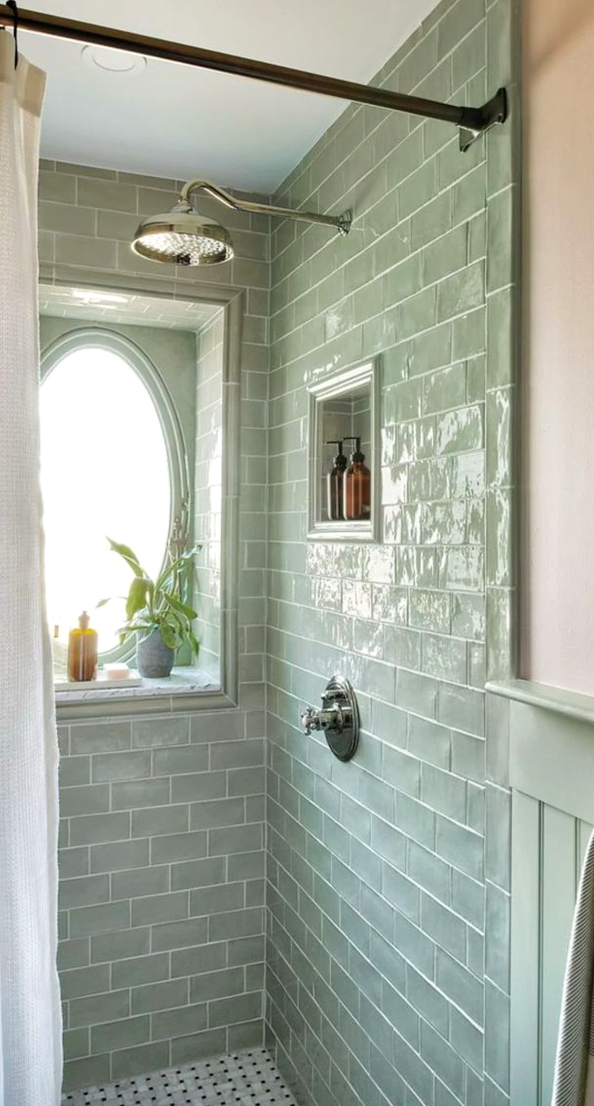 Natural sink area adds a clear layer of softness, helping the view feel easy to enjoy.