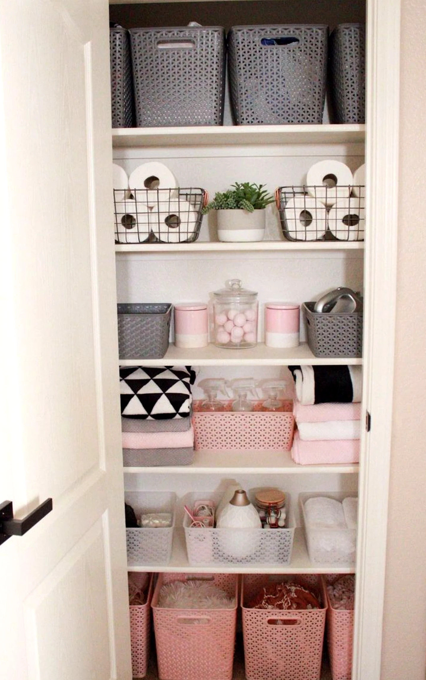 Layered neutral bedroom gives the design more ease, so the whole view feels simple yet expressive.