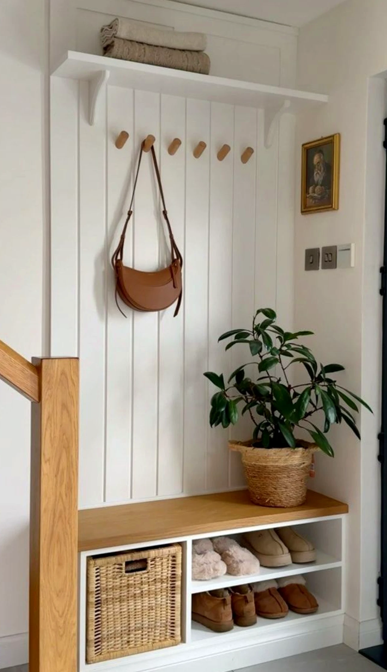 Sunny wall niche introduces texture into the room, keeping the atmosphere simple yet expressive.