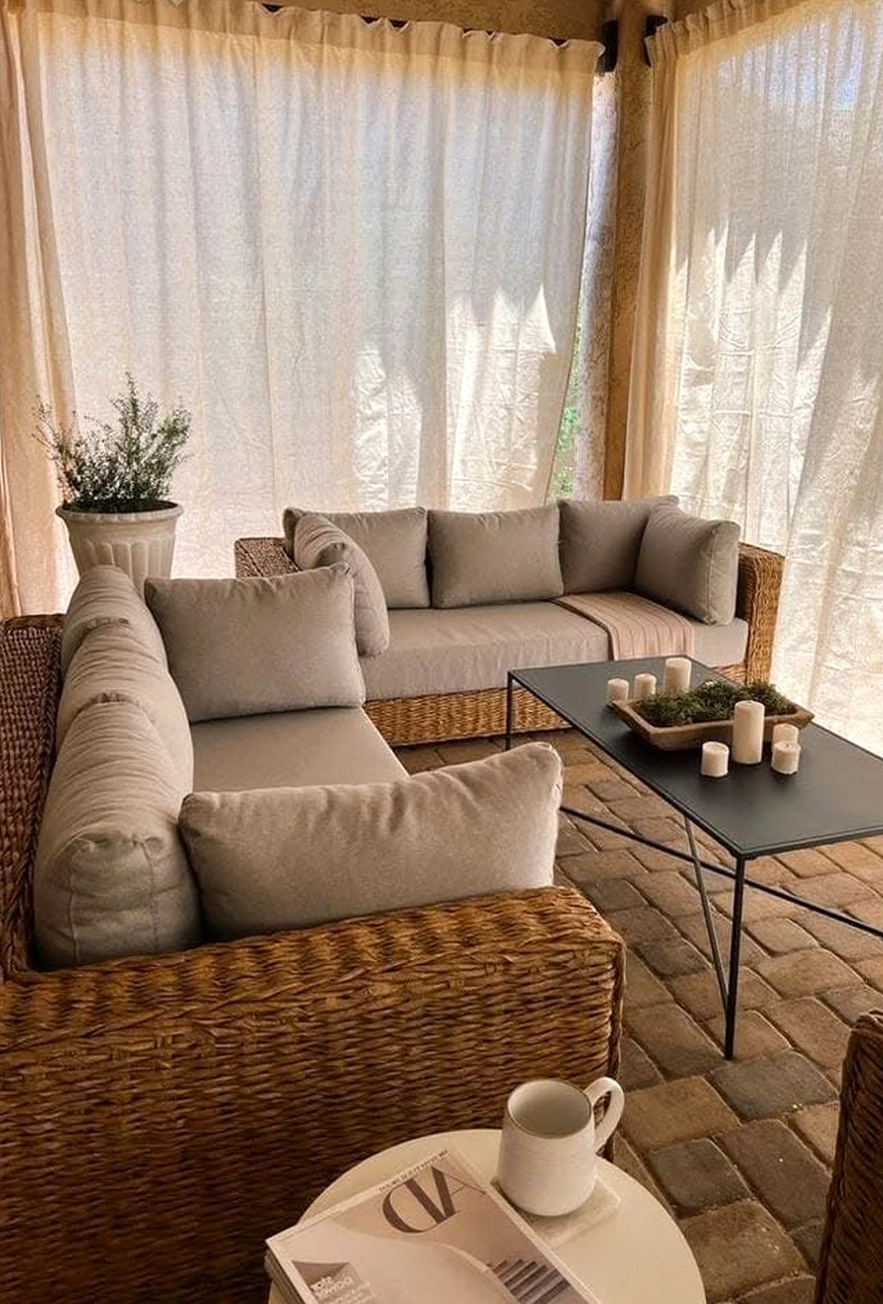 Fresh patio corner adds a clear layer of depth, helping the arrangement feel open and lived-in.