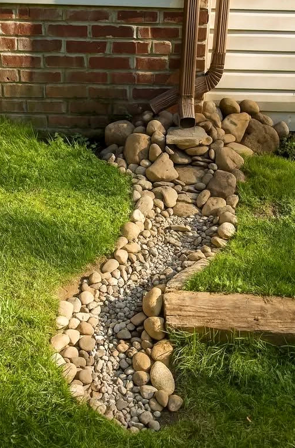 Leafy wood shelving anchors the outdoor space with comfort, giving the view a mood that feels open and lived-in.
