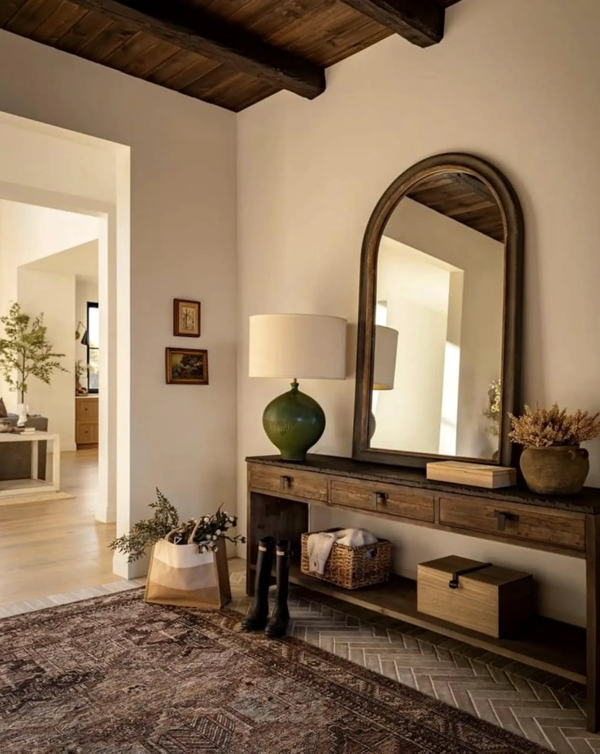 Balanced courtyard view frames the table with ease, making the scene feel comfortable in daily use.