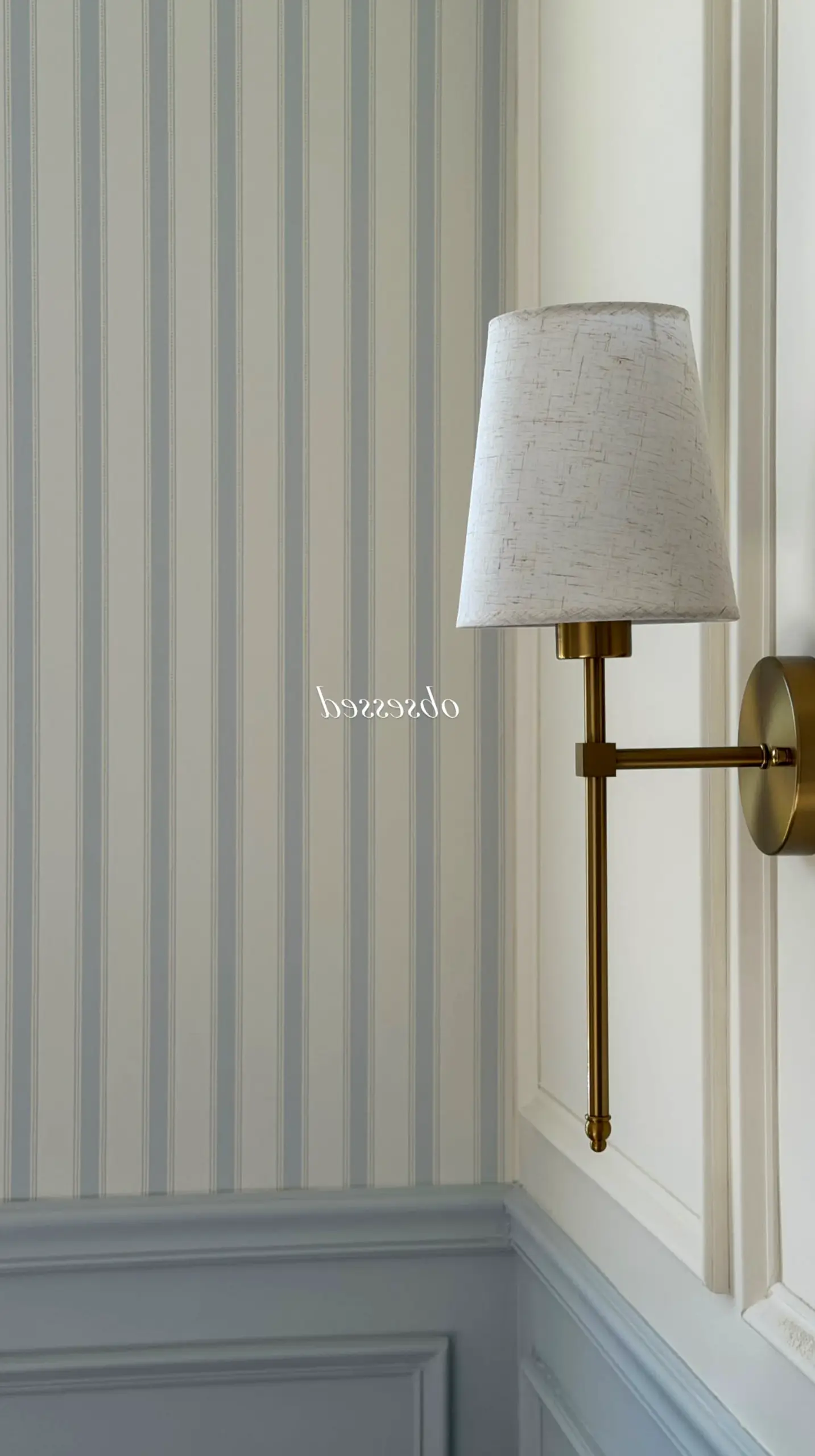 Balanced courtyard view introduces rhythm into the room, keeping the atmosphere warm without clutter.