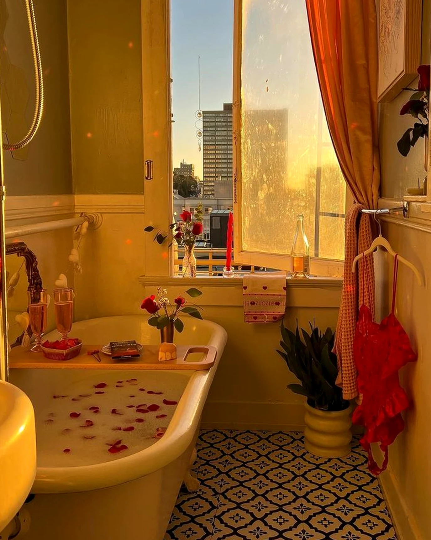 Layered decorative mirror gives the corner more warmth, so the whole view feels clear and inviting.