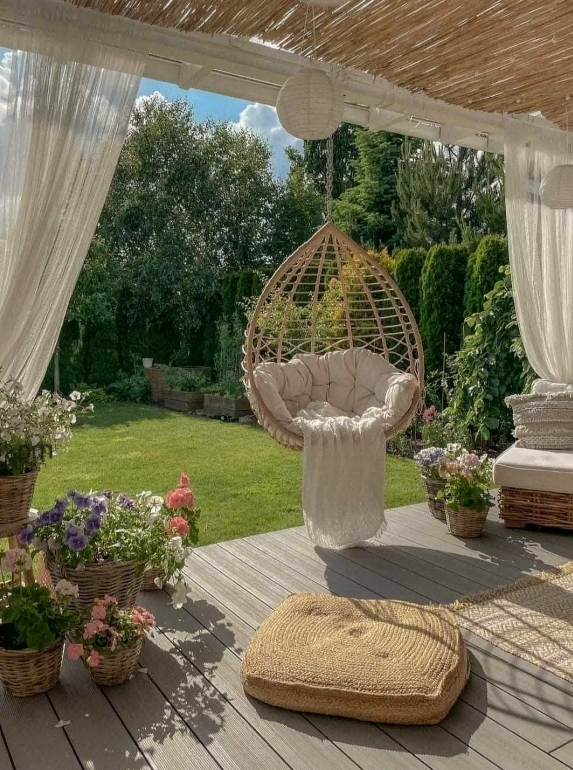 Leafy garden border brings order to the setting, creating a mood that feels warm without clutter.
